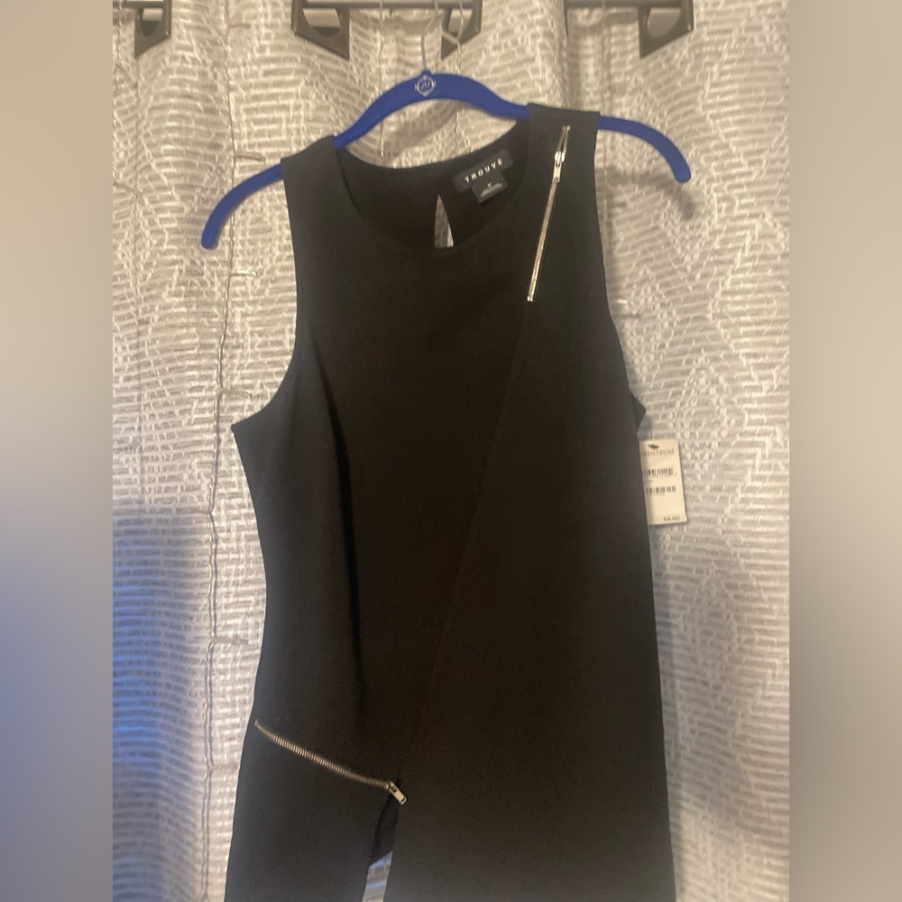 Chic black blouse. Zipper detail.